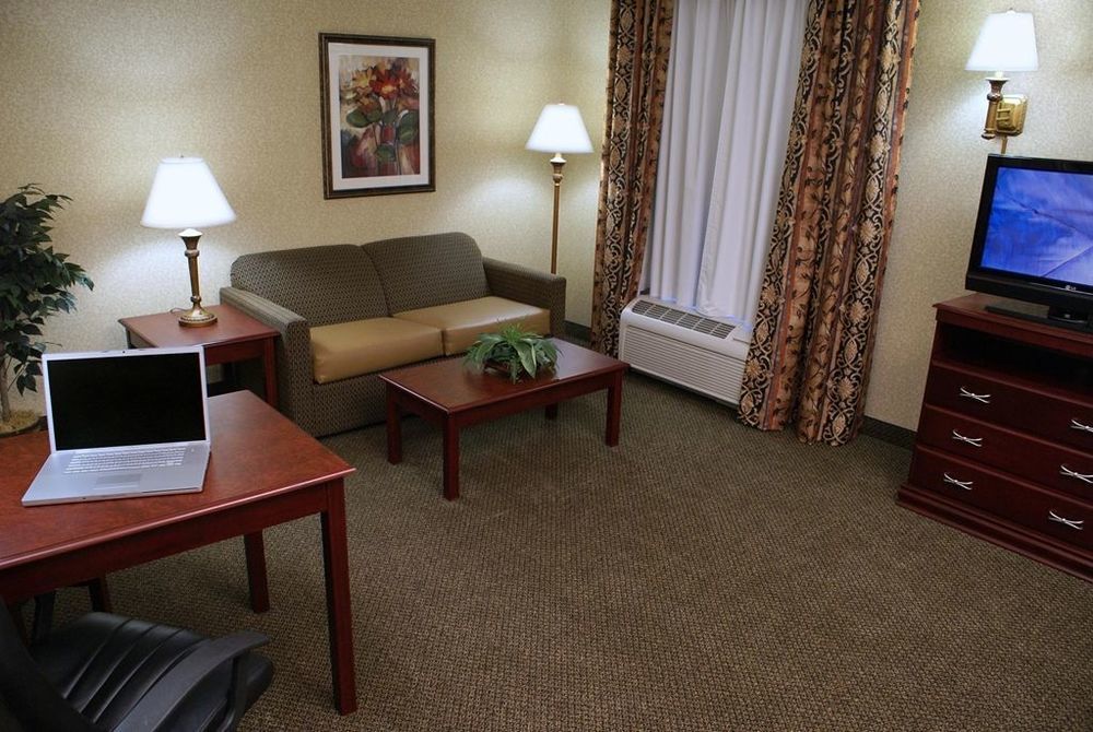Hampton Inn & Suites Toledo-Perrysburg Rossford Номер фото